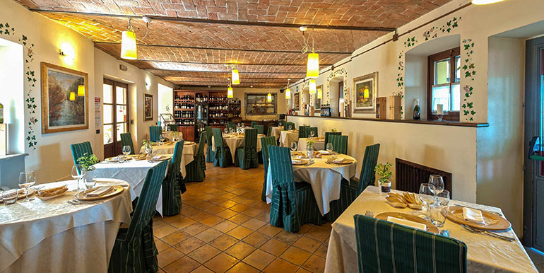 la-corte-ristorante-fra-langhe-e-monferrato-sala1